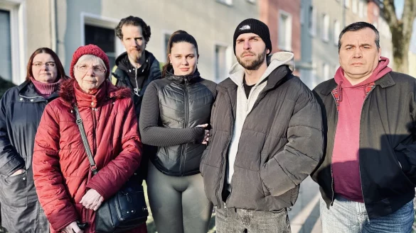 Mieter der betroffenen Wohnungen in der LEG-Siedlung in Gellershagen (v.l.): Stefanie Bendschus, Evelyn König, Florian schneider, Gina Hotz, Marvin Krönke und Ingo Kurthning. - © Stefan Becker