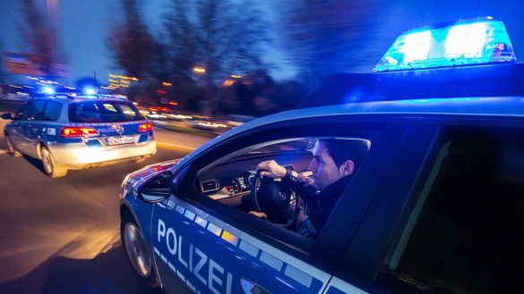 Die Beamten hatten den rasenden VW Polo bereits in der Falle. Doch dann wurde der Fahrer rabiat. - © MIK NRW / Jochen Tack