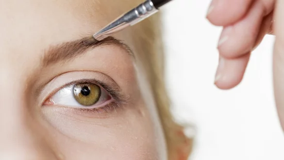 Schminken der Augenbrauen - © Foto: Monique Wüstenhagen/dpa-tmn
