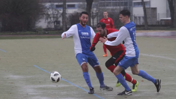 In der Zange: Augustdorfs Serdar Caliskan muss sich in dieser Szene gegen die Lemgoer Ali Celik (links) und Fabio Hildebrand durchsetzen. Sekunden sp&auml;ter liegt er auf der Nase. Der folgende Freisto&szlig; brachte nichts ein. - &copy; Dietmar Welle