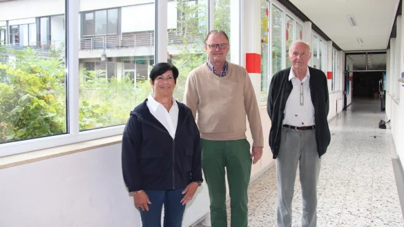 Birgit Diekjobst (von links), Michael Kr&uuml;germeyer-Kalthoff und Bruno Jaschinski erinnern sich zum Jubil&auml;um gern auch an fr&uuml;here Jahrzehnte. - &copy; Cordula Gr&ouml;ne(LZ)
