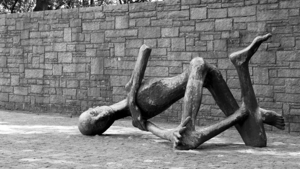 &bdquo;Der sterbende H&auml;ftling": Die &uuml;berlebensgro&szlig;e Skulptur der franz&ouml;sischen Bildhauerin und Holocaust-&Uuml;berlebenden Fran&ccedil;oise Salmon (geb. 1920) in der KZ-Gedenkst&auml;tte Neuengamme zeigt einen bis auf das Skelett abgemagerten H&auml;ftling. - &copy; Wikipedia