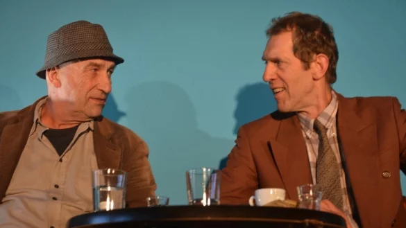 Joe (Gunther M&ouml;llmann, links) und John (Michael Grunert) brauchen ihre Gespr&auml;chsrituale. - &copy; Theaterlabor Bielefeld