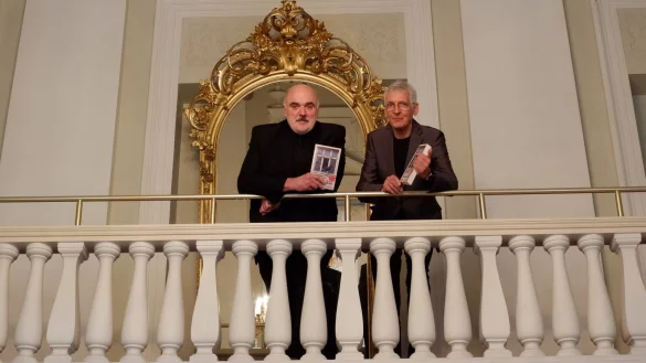Autor und Kriminalhauptkommissar Joachim H. Peters und Verleger Rolf Wagner (von links) halten im Landestheater den zehnten Band der Koslowski-Reihe in den H&auml;nden. - &copy; Lorraine Brinkmann