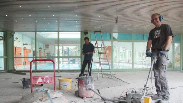 Sieht schwer nach Arbeit aus: Und der Eindruck t&auml;uscht nicht, wie Frank Striewe zu berichten wei&szlig;, der gerade den Boden abschleift. Im Hintergrund: Rudolf Klein, stellvertretender B&auml;der-Fachbereichsleiter der Stadtwerke. - &copy; Till Brand
