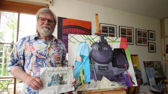 Die Restaurierung der Dampflok "Lipperland" in B&ouml;singfeld ist eines der Themen, die Herbert Mische in Acryl auf Leinwand festh&auml;lt. Vorne steht der Ausschnitt aus der LZ mit der Bildvorlage, das Bernd T&uuml;nnermann von der Landeseisenbahn zeigt. Das gro&szlig;e Bild ist noch nicht fertiggestellt. - &copy; Jens Rademacher