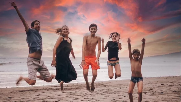 &bdquo;Ganz aus dem H&auml;uschen" ist das Motto der besonderen Reise von Familie K&uuml;hnen. Am Uvita Strand in Costa Rica springen Joachim (51), Alexandra (46), Emil (14) Lieselotte (11) und Fred (9, v.l.) einfach mal vor Freude in die Luft. - &copy; K&uuml;hnen