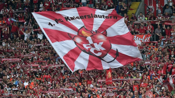 FCK-Fans mit Fahne auf der Westtrib&uuml;ne ihres heimischen Stadions. - &copy; picture alliance / Pressefoto ULMER/Markus Ulmer (Symbolfoto)