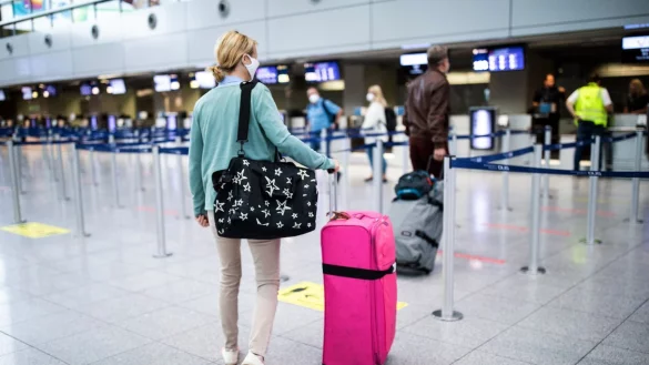 Eine Frau geht zum Check-in-Schalter am D&uuml;sseldorfer Flughafen - &copy; Foto: Marcel Kusch/dpa