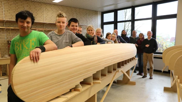 Stechen gemeinsam in See: Roy Fellmann (28, Eben-Ezer), Jan Marcinczyk (14, Realschule), Martin Fritzensmeier (14, EKG), Roland Reike (45, Eben-Ezer), Charlotte M&uuml;ller (13, Realschule), Charisma Boos (15, Realschule), Patricia Meier (15, Hauptschule), Celina von Uden (16, Hauptschule), Marcus Diestelmeier (E-Werk), Sadik Vrajolli (Lehrer Hauptschule), Andreas Ziolkowski (AWO), Kathrin Manthey (Lehrerin, Realschule) und Realschulleiter Norbert Fischer (von links). - &copy; Yvonne Glandien