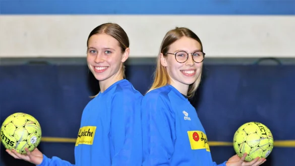 Leni (links) und Emma Ruwe freuen sich, im Drittliga-Team der HSG Blomberg-Lippe zusammen spielen zu können. - © Oliver König