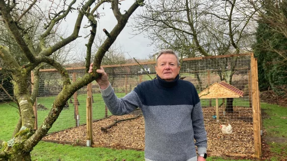 Klaus Dieter Wortmann steht auf der Hühnerwiese hinter seinem Haus. Die Grundsteuer für die Fläche ist exorbitant gestiegen. - © Jobst Lüdeking