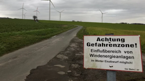 Auf dem Boberg bei W&uuml;sten wird seit knapp 20 Jahren Strom aus Wind erzeugt. Unweit dieses Feldweges soll bald eine weitere Anlage errichtet werden, die aber deutlich gr&ouml;&szlig;er sein wird als die vorhandenen. - &copy; Thomas Reineke