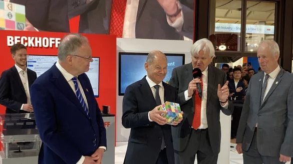 Bundeskanzler Olaf Scholz besucht die Hannover Messe 2025. - © Matthias Bungeroth