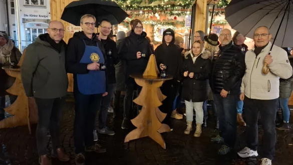 Spendenübergabe am Glühwein-Stand auf dem Salzhof: (von links) Tobias Hübner, Dr. Martin Micheely (beide Lions Club), Arne Buschmeier (CVJM Wüsten), Daniel Böhling, Jan Philipp Langejürgen (beide ev.-luth. Kirche Bad Salzuflen),
Simone Hilker-Böhm (Montessori-Kindergärten), Peer Heuke und Willi Terschluse (beide Lions). - © Lions Club Bad Salzuflen