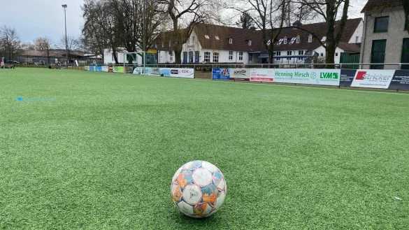 Auf dem Sportplatz in Remmighausen hat ein Zuschauer am Sonntag mit einem Messer offensichtlich unkontrolliert in eine Menschenmenge eingestochen. Der Täter sitzt in Gewahrsam. - © Sebastian Lucas