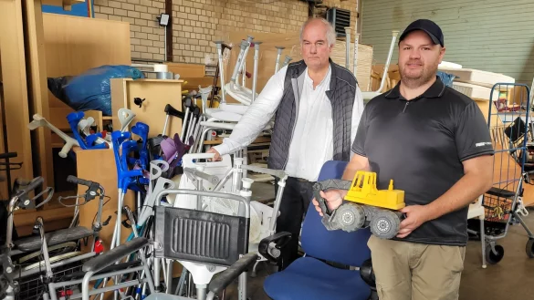 Jürgen Wattenberg (links) und David Schmidt in einer der vier Lagerhallen, in denen sich die Spenden für Litauen stapeln. - © Katrin Kantelberg