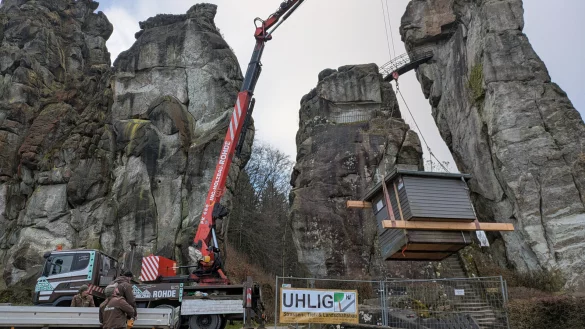 Ade! Hier wird das alte Kassenhäuschen das um die 20 Jahre im Einsatz war abtransportiert. - © Stephanie Theuner/Landesverband Lippe