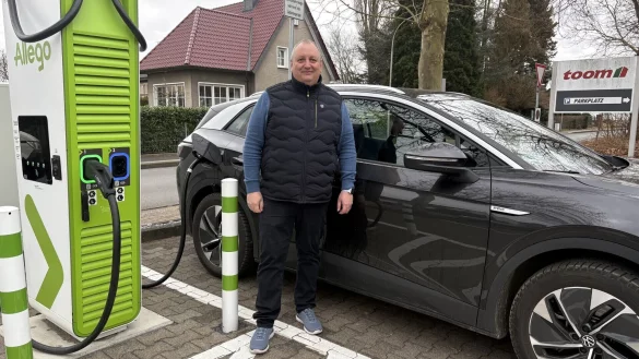 Arnd Schwarze lädt am Toom-Baumarkt in Schötmar sein Elektroauto. - © Jan Schillmann