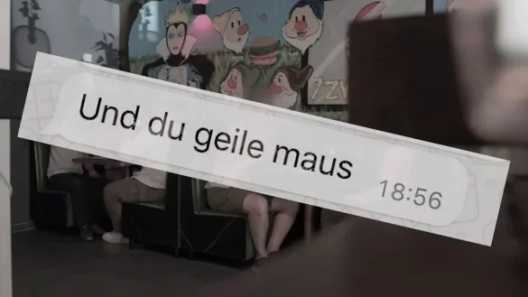 In einem Bielefelder Burgerladen werden die Tatverdächtigen mit ihren Chat- und Sprachnachrichten konfrontiert. „Du geile Maus“ ist dabei noch das harmloseste. - © Screenshot: Yotube / Nick Hein