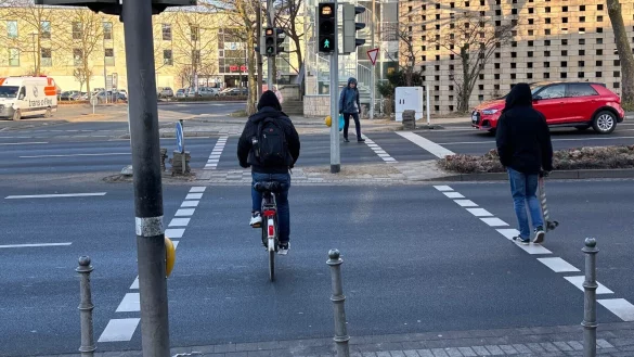 Die Ampel am &Uuml;bergang Sparkasse/Rewe funktioniert wieder. - &copy; Thomas Reineke