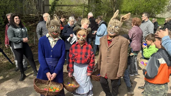 Die drei Osterhasen haben rund 500 Eier f&uuml;r die Kinder versteckt. - &copy; Kulturverein Westorf