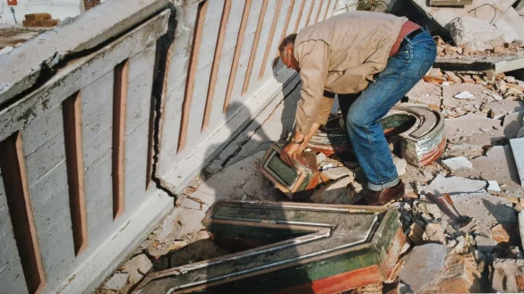 Herbst 1995: Wilfried Beermann zieht aus dem Schutt des Uhrenturms die "Apostroph-Leuchte". - © Wilfried Beermann