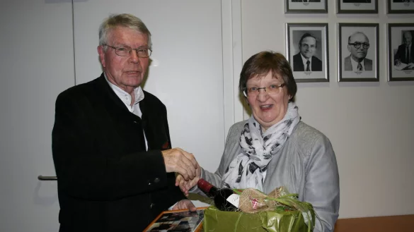 Geht nach 38 Jahren als Gemeindearchivar in den Ruhestand: Bernd Heise, hier mit Extertals B&uuml;rgermeisterin Monika Rehmert anl&auml;sslich seiner Verabschiedung im Rathaus. - &copy; Sylvia Frevert