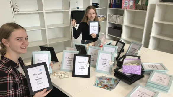 Paula Peters (links) und Iliana Warkentin zeigen die Geschenke f&uuml;r die Lehrer. - &copy; Edith Kemeny