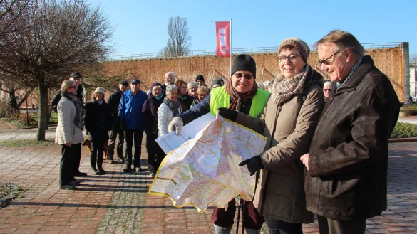 Friedrich Jittenmeier, Dietlind L&ouml;hnert und Hartmut Speckmann (von links) besprechen noch einmal die Route f&uuml;r die Wanderung. - &copy; Carolin Brokmann