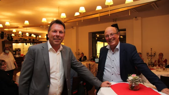 Frank Hilker (links) und sein Amtsvorg&auml;nger Rainer Heller. - &copy; Jana Beckmann