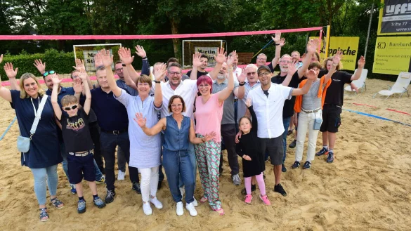 Vereinsmitglieder, Sponsoren und ehrenamtliche Helfer feiern gemeinsam die Einweihung des erweiterten Beach-Platzes. - &copy; Nicole Ellerbrake