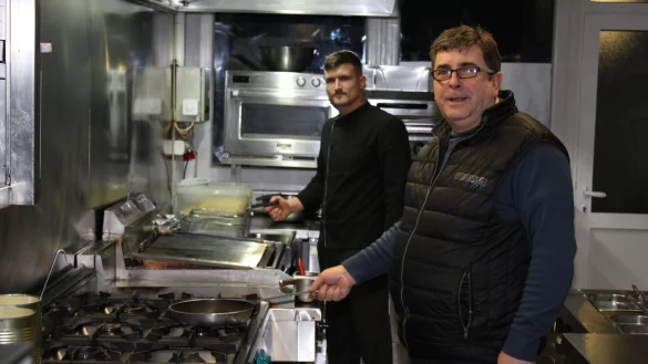 Der "Alt Lage"-Inhaber Zaim Jazvin (vorne) steht als gelernter Koch t&auml;glich selbst in der K&uuml;che. Mitarbeiter Gavrilo Pejovic setht seinem Chef zur Seite. - &copy; Sandra Castrup