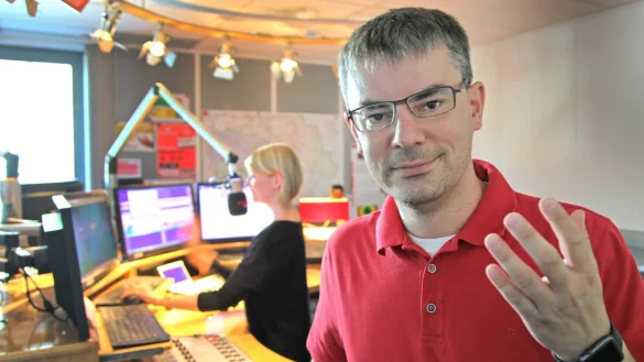 Ein H&auml;ndchen f&uuml;rs Lokale: Markus Knoblich greift nicht mehr als einer der &bdquo;Vier von hier" ins Geschehen ein. Als Chefredakteur treiben ihn unter anderem die Reichweitenwerte des Senders um, denn die sollen noch steigen. - &copy; Vera Gerstendorf-Welle