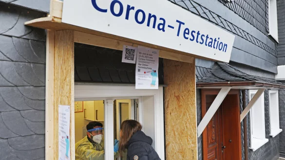 Mit zehn Millionen Corona-Tests pro Woche in Deutschland lie&szlig;e sich das Infektionsgeschehen nach Einsch&auml;tzung der Wirtschaftswissenschaftler Thomas Gries und Paul Welfens eind&auml;mmen. - &copy; picture alliance