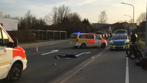 Der Radfahrer ist auf dem Radweg an der Pagenhelle gest&uuml;rzt und dann zur Erstversorgung auf die Fahrbahn gezogen worden, wo mehr Platz war. - &copy; Jana Beckmann