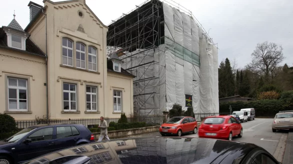 Derzeit unter Behelfsdach: das ehemalige Musikwissenschaftliche Institut in der Gartenstra&szlig;e. - &copy; Bernhard Preuss