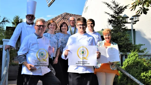 Freuen sich &uuml;ber die Auszeichnung: (von links): J&uuml;rgen Rabe (stellv. Vors. Verband der K&ouml;che NRW), Holger Lemke, Anna-Katharina Lemke, Rebecca Niggemann, Klaus Wilfried Meyer (Verband der K&ouml;che NRW), Moritz L&uuml;rding, David Klatt und Birgit Lemke. - &copy; Greta Wiedemeier