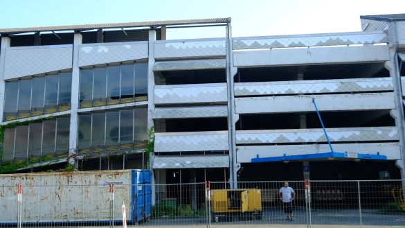 Front des Parkhauses Hornsche Straße: Hier werden zunächst die asbesthaltigen Platten der Verkleidung abgenommen und entsorgt. Dann geht es an den Abriss der Substanz. - © Sven Koch