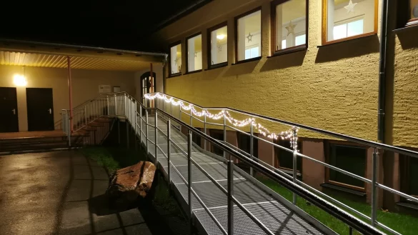 Mittlerweile leuchtet die weihnachtliche Lichterkette an der Rampe wieder. - &copy; Christa Bittscheidt