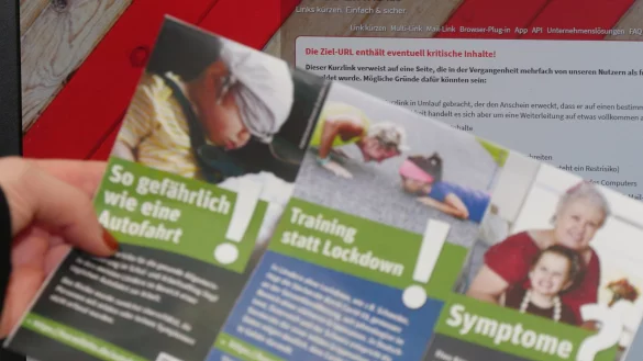 Der auf dem Coronavirus-verharmlosenden Flyer verwendete Link-Verk&uuml;rzungsdienst &bdquo;kurzelinks.de" hat reagiert und blendet Nutzern vor Aufruf der entsprechenden Seiten Warnhinweise ein. &bdquo;Die Ziel-URL enth&auml;lt eventuell kritische Inhalte!", hei&szlig;t es dort. &bdquo;Dieser Kurzlink verweist auf eine Seite, die in der Vergangenheit mehrfach von unseren Nutzern als fragw&uuml;rdig gemeldet wurde." - &copy; Jost Wolf