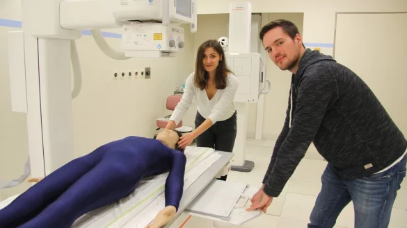 Die Röntgenaufnahme ausdrucken und an eine leuchtende Wand hängen war gestern. Die Schüler Cansu Atasoy und Noel Krinke nutzen ein digitales Gerät. - © Kirsten Fuhrmann