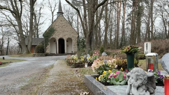 Die Friedhofskapelle in Pivitsheide VL wird immer weniger genutzt. Trotzdem m&uuml;sste sie dringend saniert werden. Die Stadt fragt sich nun: Ist das sinnvoll &ndash; oder lie&szlig;e sich das Geld nicht anders besser und nachhaltiger f&uuml;r Friedh&ouml;fe angelegen? - &copy; Sven Koch