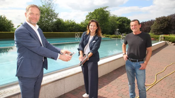 Startklar f&uuml;r eine Saison unter Corona-Bedingungen: das Barntruper Freibad. B&uuml;rgermeister J&uuml;rgen Schell (links) und Petra Fiedler von der Firma Inproma aus Wuppertal zeigen, wie die Adresserfassung per Handy funktionieren soll. Rechts: Schwimmmeister Hans-Dieter Meier. - &copy; Jens Rademacher