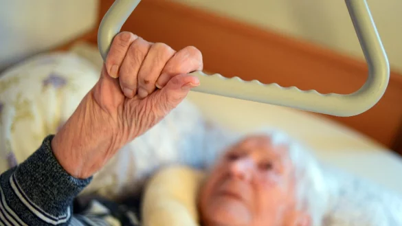 Pflege in den eigenen vier W&auml;nden: Ambulante Pflegekr&auml;fte m&uuml;ssen aufgrund von Personalmangel bereits viele Anfragen ablehnen. Nun rechnen sie mit weiteren Problemen, wegen des Pflegepersonalst&auml;rkungsgesetz. - &copy; picture alliance