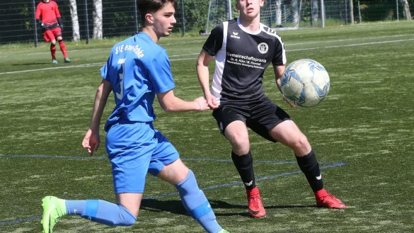 Blicke Richtung Ball: Jerxens Mahkum Yumusak (links) und der Delbr&uuml;ker Phillip Pfeiffer. - &copy; Paul Cohen