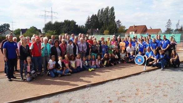 Traditionelle Heimat: Die Geschichte des TuS Ehrentrup ist eng mit dem Gel&auml;nde an der Pivitsheider Stra&szlig;e verbunden. Stand es in den 1990er Jahren ganz im Zeichen des Tennis-Booms, wird es mittlerweile auch f&uuml;r andere Sportarten genutzt. Recht neu ist die Bouleanlage im Vordergrund. - &copy; Jan Christian Pinsch