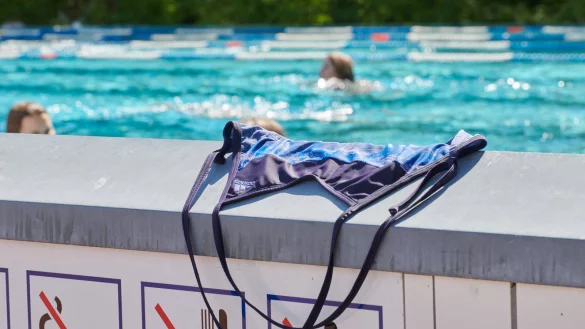 Siegen macht's vor: Hier d&uuml;rfen Frauen genauso wie M&auml;nner oben ohne schwimmen. In Schwimm- und Freib&auml;dern im Kreis Paderborn ist das bisher keine Option. - &copy; Annette Riedl