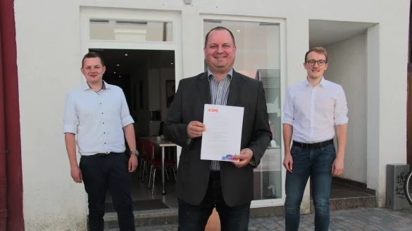 Die Sozialdemokraten (von links) Julien Thiede, Arne Brand und Lasse Huxoll pr&auml;sentieren das Wahlprogramm. Bald ist es auch auf der Homepage der SPD zu finden. - &copy; Carolin Brokmann-F&ouml;rster