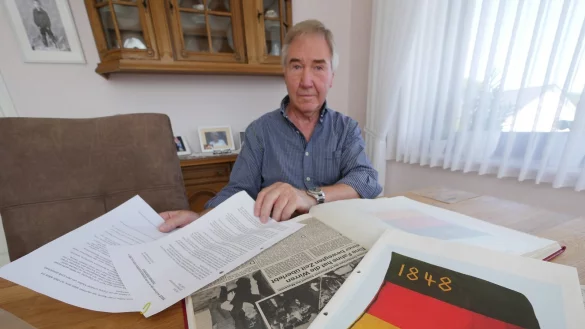 Dieter Stoll war der letzte Träger der Revolutionsfahne von 1848 aus Holzhausen-Externsteine. Ihre Geschichte hat er gut dokumentiert, denn sie ist auch Teil seiner Familiengeschichte. - © Jost Wolf